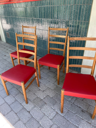 Köksstolar omklädda i konstskinn.